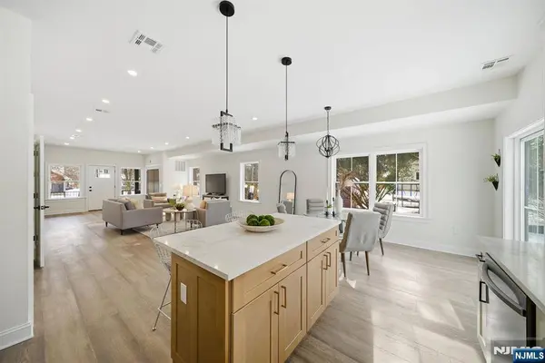 28 Irving ST, Montclair, NJ 07042
