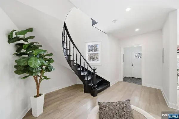 28 1/2 Irving ST, Montclair, NJ 07042