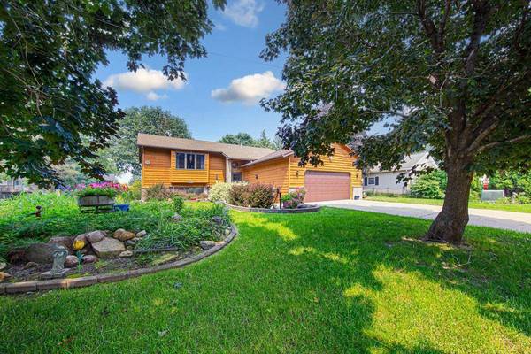 2026 Paulis DR, Faribault, MN 55021