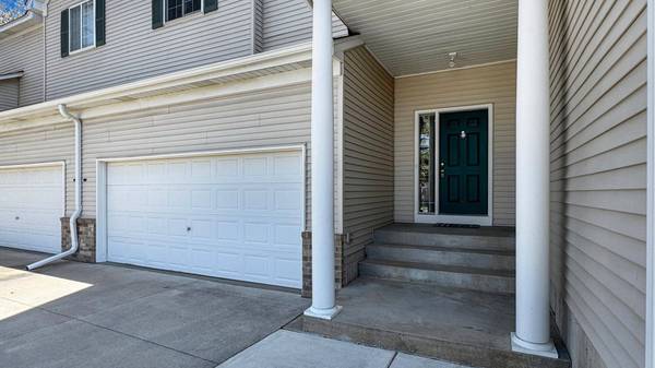 885 Kimberly LN, Chanhassen, MN 55317