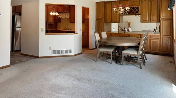 885 Kimberly LN, Chanhassen, MN 55317