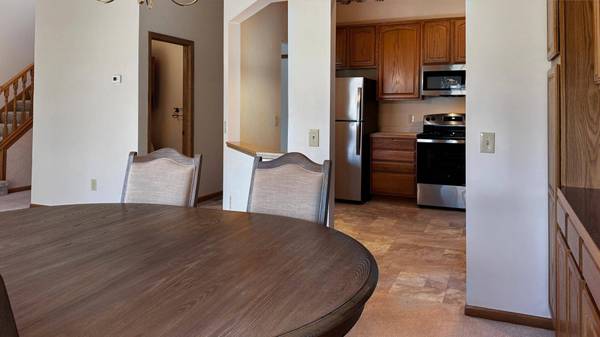 885 Kimberly LN, Chanhassen, MN 55317