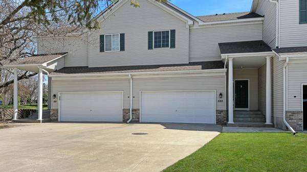 885 Kimberly LN, Chanhassen, MN 55317