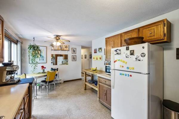 2 Little St, Easthampton, MA 01027