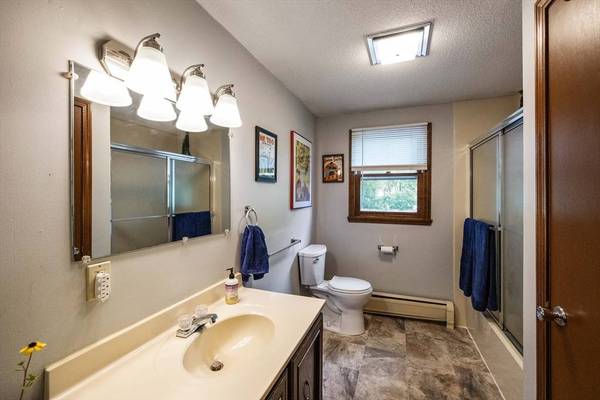 2 Little St, Easthampton, MA 01027