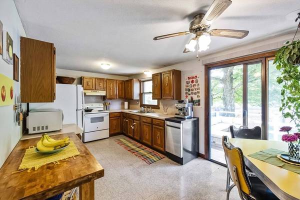 2 Little St, Easthampton, MA 01027