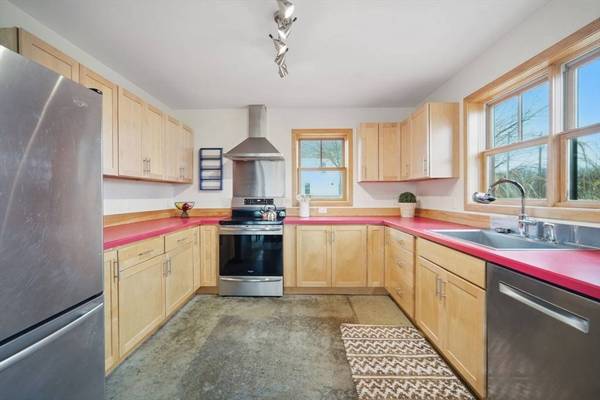 245 Meadow St, Amherst, MA 01002