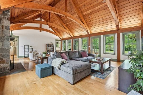 18 Eveningstar Dr, Amherst, MA 01002