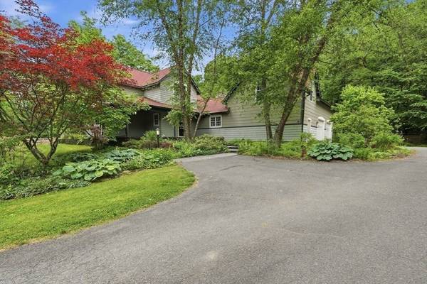 18 Eveningstar Dr, Amherst, MA 01002