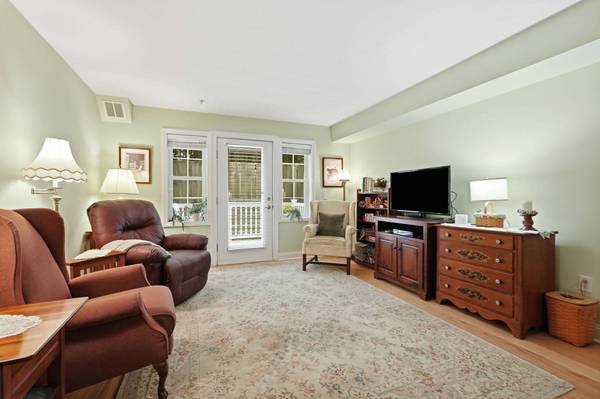 26 Greenleaves Dr #611, Amherst, MA 01002