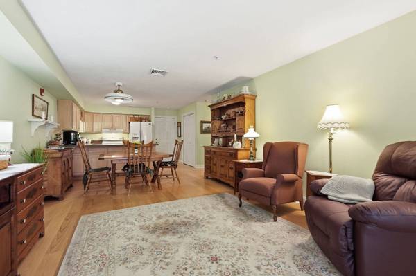 26 Greenleaves Dr #611, Amherst, MA 01002