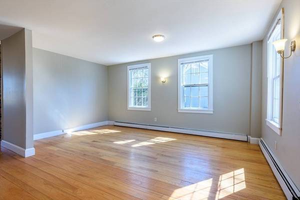 11 Middle St, Hadley, MA 01035