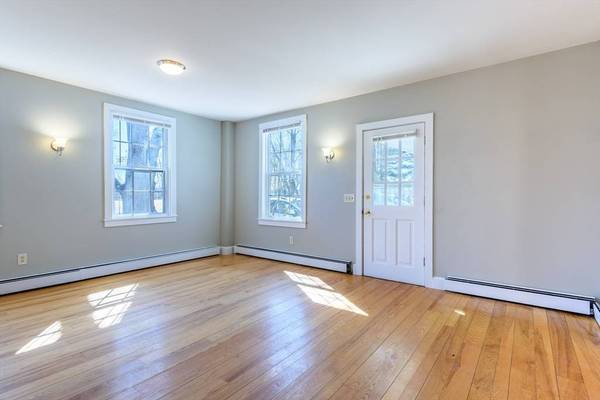 11 Middle St, Hadley, MA 01035
