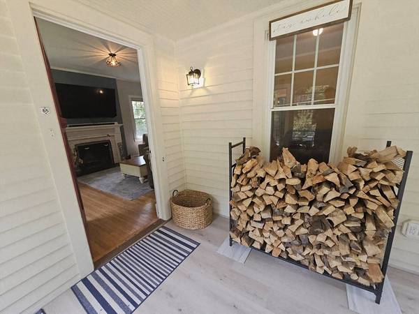 65 Hockanum Rd, Hadley, MA 01035