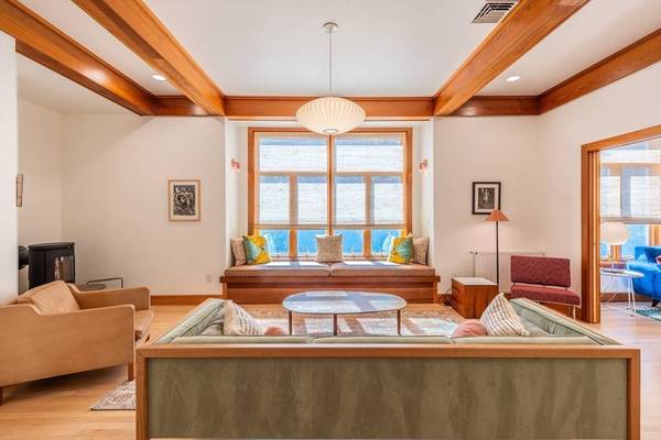 100 Larkspur Dr, Amherst, MA 01002