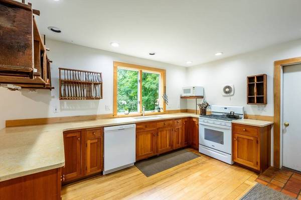 71 Morgan Cir, Amherst, MA 01002