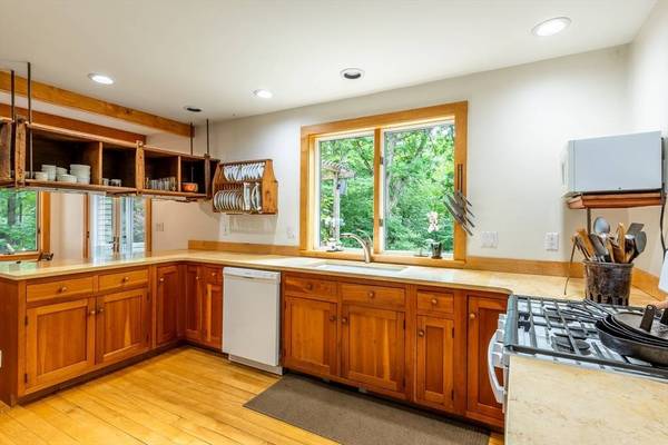 71 Morgan Cir, Amherst, MA 01002