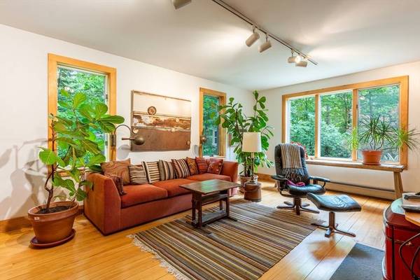 71 Morgan Cir, Amherst, MA 01002