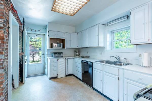 14 Holyoke St, Easthampton, MA 01027