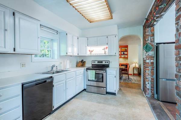 14 Holyoke St, Easthampton, MA 01027