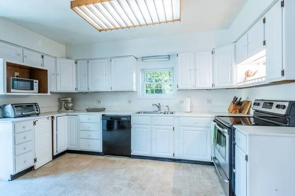 14 Holyoke St, Easthampton, MA 01027