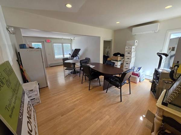 52 Maple St, Northampton, MA 01062