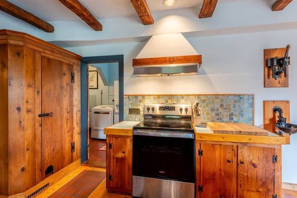 1450 S East St, Amherst, MA 01002