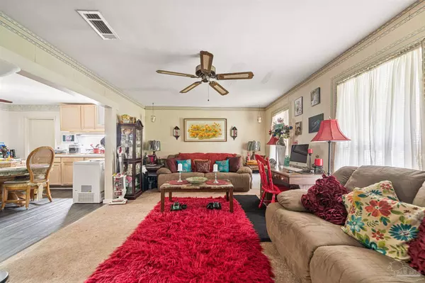 6213 East Shore Dr, Pensacola, FL 32505