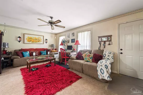 6213 East Shore Dr, Pensacola, FL 32505