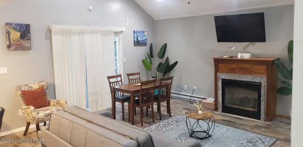 9197 Buttonwood CT, Tobyhanna, PA 18466