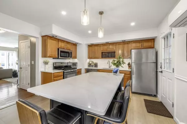 364 E 8th St, Boston, MA 02127