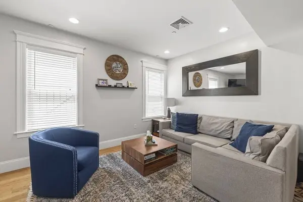101 Old Harbor St #3, Boston, MA 02127