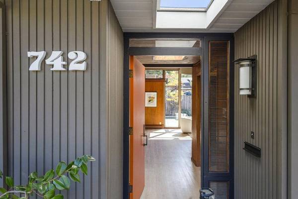 742 De Soto DR, Palo Alto, CA 94303
