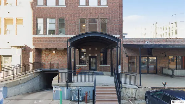 902 Dodge ST, Omaha, NE 68102