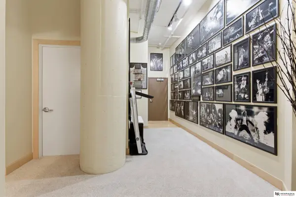 902 Dodge ST, Omaha, NE 68102