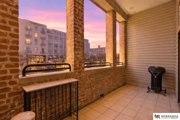 902 Dodge ST, Omaha, NE 68102