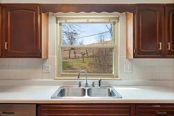 384 Debbie Dr, Gallipolis, OH 45631