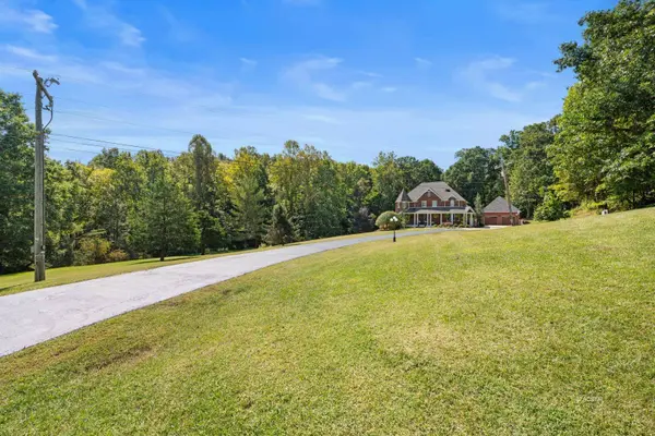 563 Juniper Ln, Gallipolis, OH 45631