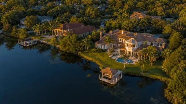 How to Make a Winning Offer on a Luxury Home in Orlando (2026 Guide)