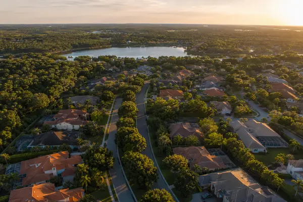 How to Buy and Sell a Home at the Same Time in Dr. Phillips Without Ending Up Homeless
