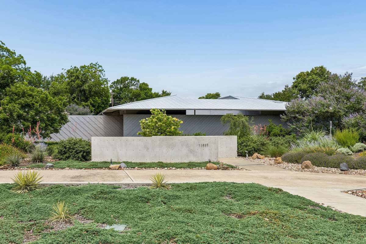 11057 Mandalay Dr, Dallas, TX 75228-2421