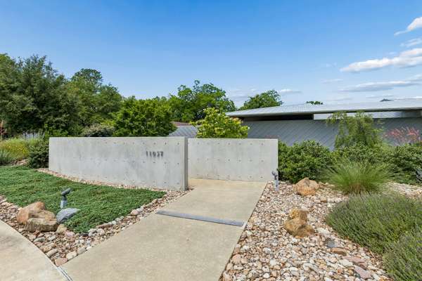 11057 Mandalay Dr, Dallas, TX 75228-2421