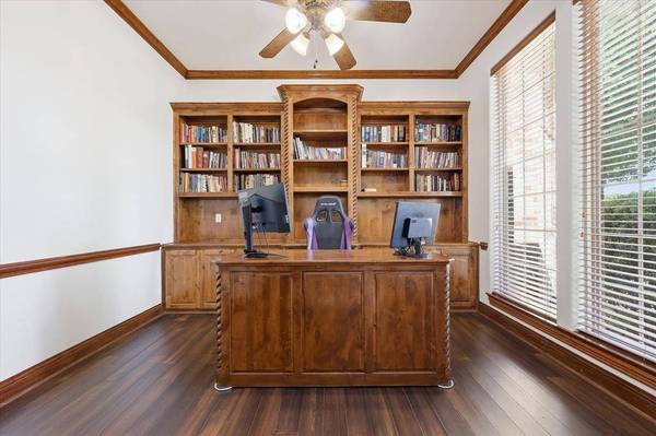 2056 Willow Bend Drive, Oak Leaf, TX 75154