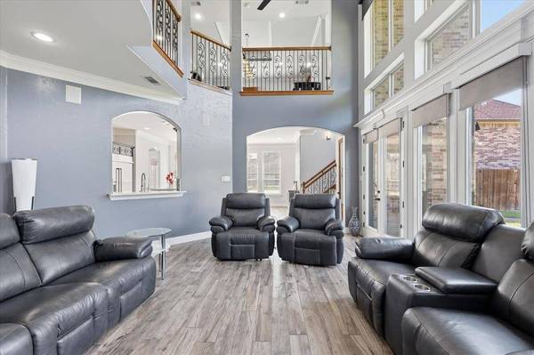 2056 Willow Bend Drive, Oak Leaf, TX 75154