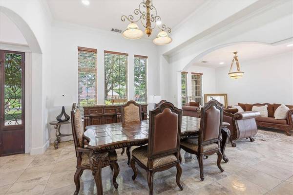 2056 Willow Bend Drive, Oak Leaf, TX 75154