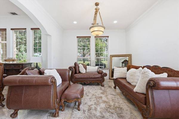 2056 Willow Bend Drive, Oak Leaf, TX 75154