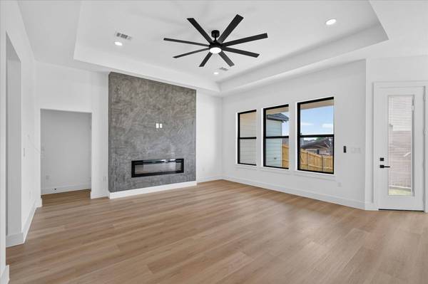 1660 W Wintergreen RD, Lancaster, TX 75134
