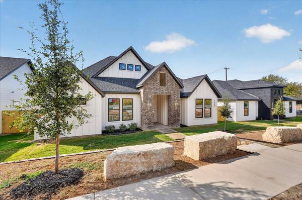1660 W Wintergreen RD, Lancaster, TX 75134