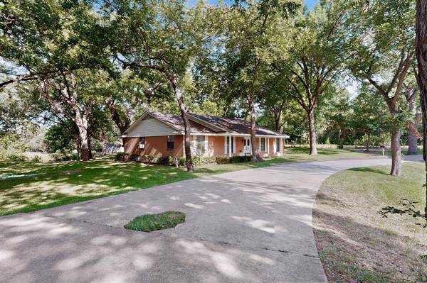 300 N Chattey Road, Desoto, TX 75115