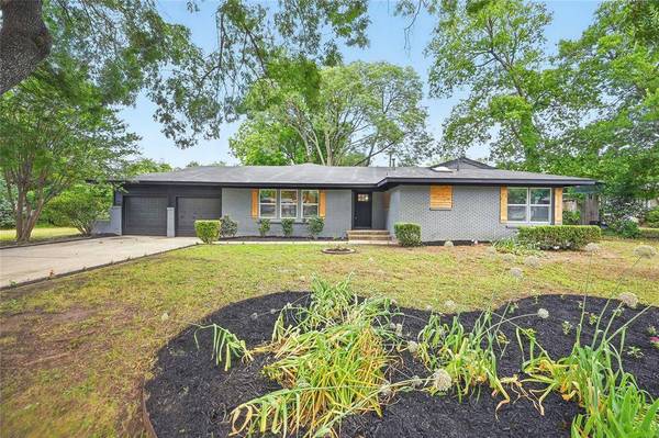 512 Shadowbrook Lane, Hurst, TX 76053